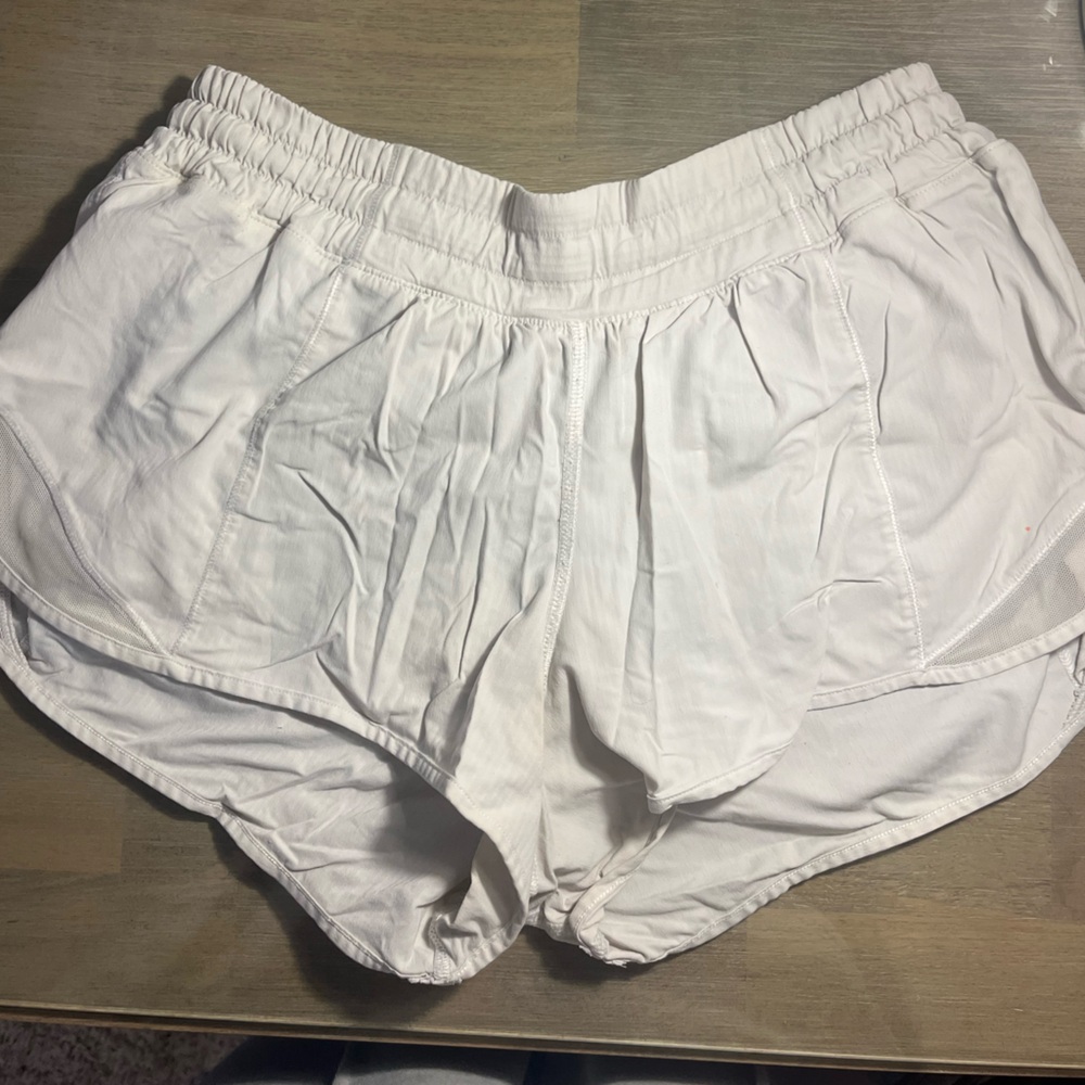 lululemon 2.5” hotty hot shorts
